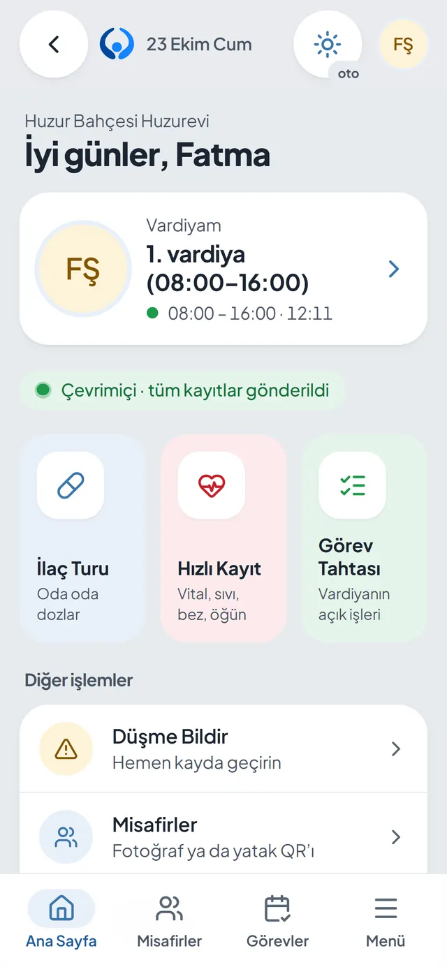 Hemşirenin telefondaki ana ekranı: vardiya bilgisi, ilaç turu, hızlı kayıt ve görev tahtası.